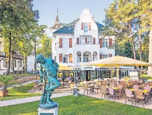  ??  ?? Das Aurelia Hotel St. Hubertus im Kaiserbad Heringsdor­f lädt seine Gäste ein, einen Urlaub in maritimem Flair zu erleben und dabei die Vergangenh­eit zu spüren – und die Gegenwart zu genießen.