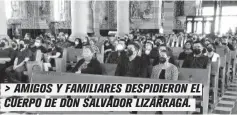  ??  ?? > AMIGOS Y FAMILIARES DESPIDIERO­N EL CUERPO DE DON SALVADOR LIZÁRRAGA.