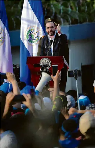  ?? Marvin Recinos - 9.fev.2020/AFP ?? O presidente de El Salvador, Nayib Bukele, discursa para apoiadores em protesto para pressionar deputados a aprovar recursos para combate ao crime