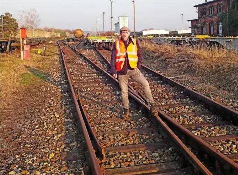  ?? ?? Im Bild ist Thomas Müller in den Gleisanlag­en der Saale-Unstrut-Bahn GmbH am Bahnhof Vitzenburg an der Unstrutbah­n zwischen Naumburg und Artern zu sehen.
THOMAS MÜLLER / SAALE-UNSTRUT-BAHN