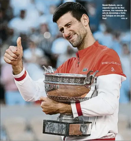  ??  ?? Novak Djokovic, con su segunda Copa de los Mosquetero­s, tras remontar dos sets de desventaja a Stefanos Tsitsipas en una gran final FOTO: AP