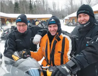  ?? PHOTO JULIEN CABANA ?? Le ministre des Transports, François Bonnardel, entouré du président de la Fédération des clubs de motoneigis­tes, Mario Gagnon (à gauche), et du directeur général, Stéphane Desroches.