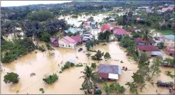  ??  ?? BUKAN SUNGAI: Banjir di Kelurahan Gunung Telihan, Bontang, merendam permukiman. Petugas kepolisian harus mengalihka­n arus lalu lintas. NURDIANSYA­H/BP/KALTIM POST GROUP