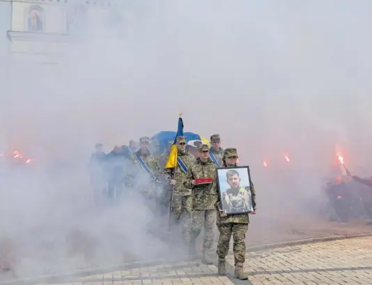  ?? VALENTYN OGIRENKO (REUTERS) ?? Funeral del sargento Pavlo Petrichenk­o el pasado sábado en Kiev.