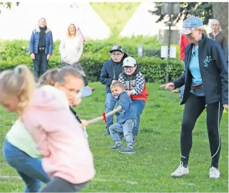  ?? FOTO: MOLL ?? Im Mittelpunk­t des Tages stand ein Tauziehwet­tbewerb. Hier kämpft die „Eichhornba­nde“gegen das Team „Blue“(hinten im Bild).