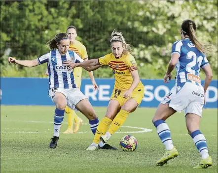  ?? FOTO: UNCITI ?? Alexia Putellas se lleva el cuero entre Mirari Uria y Gemma Gili en un lance del partido de ayer en el ‘z7’