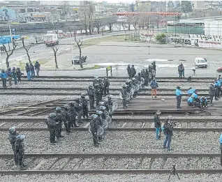  ??  ?? Una protesta de trabajador­es tercerizad­os cortó las vías del roca