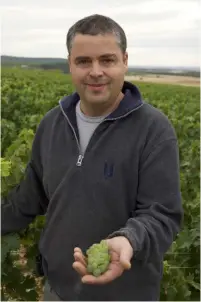  ??  ?? Laurent Champault är stolt över att vara hållbart certifiera­d vinodlare och vinmakare i Sancerre.