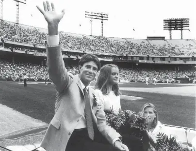  ?? STAFF FILE ?? Jim Palmer and his daughters are driven around the warning track at Memorial Stadium to a standing ovation during Jim Palmer Day in 1985.