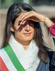  ??  ?? Con la fascia tricolore Virginia Raggi, 39 anni sindaca di Roma dal 2016