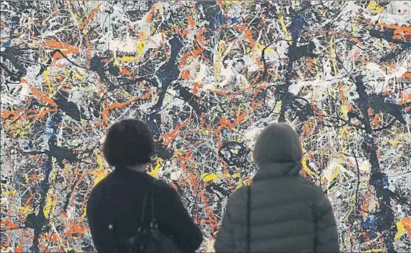  ?? ANDY RAIN / EFE ?? Visitantes de la Real Academia de las Artes de Londres ante Blue poles (1952), de Jackson Pollock