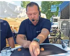  ?? FOTO: MATTHIAS ZIMMERMANN ?? Der Hamburger Bundespoli­zist Michael G. zeigt, wie Hütchenspi­eler Menschen über den Tisch ziehen.