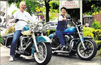  ?? ARCHIVBILD: CHRISTOPHE­R HANRAETS ?? Axel Schwirtz und Uta Flores-Schwirtz auf ihren Harleys vor der Flores-Apotheke in Hude, die sie gemeinsam betreiben.