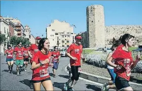  ?? VICENÇ LLURBA ?? Participan­tes con la Torre de les Monges al fondo