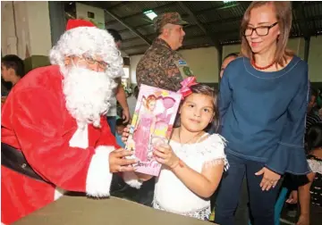  ??  ?? Celebració­n. Durante la mañana de ayer, los niños tuvieron un momento de celebració­n. Hubo juegos inflables, palomitas de maíz, bebidas, música y un refrigerio entregado por Súper Selectos.