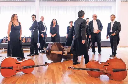  ?? FOTO: PEUSERDESI­GN.DE ?? Kreative Truppe: Die Musiker des Leverkusen­er Orchesters l’arte del mondo zeigen derzeit in Kanada ihr Können.