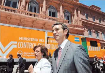  ?? / TELAM ?? Todo anaranjado.
En 2011, Randazzo presentó los móviles de la Agencia Vial.