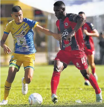  ?? ?? Tapado. Clayvin Zúniga estuvo bien marcado durante el encuentro disputado en casa del Jocoro.