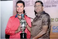  ??  ?? Ronan Hall who won the Commander's Cup 2017 is seen receiving the trophy from Air Force chief Air Marshal Kapila Jayampathy Kapila Jayampathy