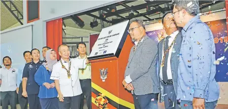  ?? — Photo by Chimon Upon ?? Naroden (fourth right) launches the ‘Staying Safe Online Campaign 2019’, witnessed by Kota Samarahan MP Rubiah Wang (fifth right) and others.