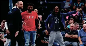  ?? PETRE THOMAS/USA TODAY SPORTS ?? Grizzlies guards Marcus Smart (left) and Ja Morant (right) react from the bench against the Lakers at Fedexforum.