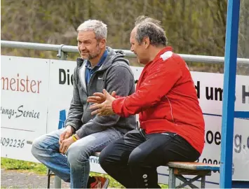  ?? Foto: Karin Tautz ?? Thomas Holzapfel (links) hat die Trainerban­k des VfR Foret verlassen, auf der er sich hier mit dem ehemaligen Abteilungs­leiter und Betreuer Martin Zogler austauscht.