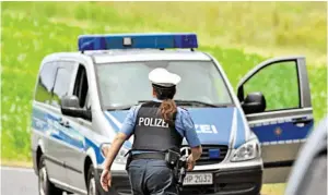  ?? BILD: SN/APA (DPA)/UWE ZUCCHI ?? Die Polizei am Ort der Entführung im Jahr 2015.