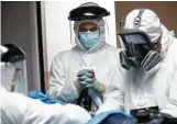  ?? Godofredo A. Vásquez / Staff photograph­er ?? Diego Montelongo, center, awaits instructio­ns from Dr. Jospeph Varon while working on a COVID-19 patient last week in Houston.