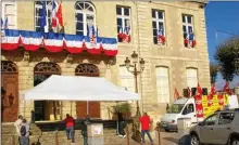  ??  ?? Les syndicats campent devant l’Hôtel de Ville