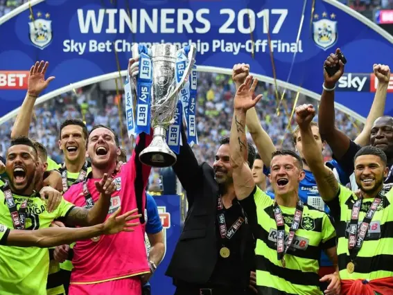  ?? (Getty) ?? Huddersfie­ld lift the trophy after beating Reading on penalties