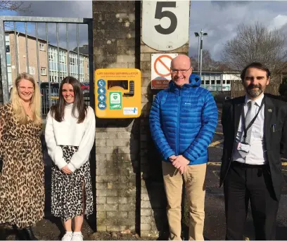  ?? ?? Mandy Thompson, headteache­r at Castlehill Primary School, Megan Thompson, Councillor Duncan Cumming, Ward 2 Bearsden North, and council leader Councillor Gordan Low, and below, Megan during her climb