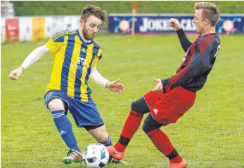  ?? FOTO: ROLF SCHULTES ?? Nach dem Einzug ins Bezirkspok­alfinale trifft der FC Leutkirch ( links Tekin Yilmaz gegen Mochenwang­ens David Scholpp) in der Bezirkslig­a im Allgäuderb­y auf den SV Beuren.