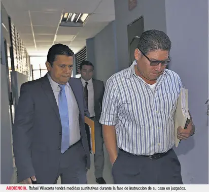  ??  ?? AUDIENCIA. Rafael Villacorta tendrá medidas sustitutiv­as durante la fase de instrucció­n de su caso en juzgados.