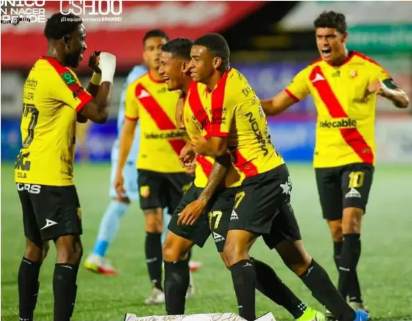  ?? HEREDIANO ?? Los florenses festejaron con mucha euforia el tanto del gane en el duelo contra Jicaral, en la fecha 13 del Apertura 2021.