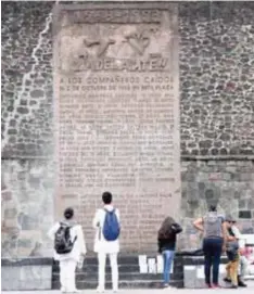  ?? | N. CORTE ?? Mujeres y hombres caídos son recordados en el memorial de Tlatelolco.