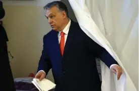  ?? FOTO: TT/AP/DARKO VOJINOVIC ?? Ungerns premiärmin­ister Viktor Orbán lägger sin röst vid en vallokal i huvudstade­n Budapest.
