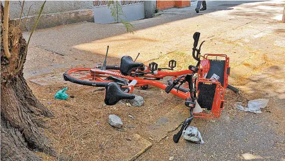  ?? CINTHYA STETTIN ?? Bicicletas de la empresa Mobike dañadas y abandonada­s.