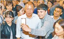  ?? Courtesy of Hyundai Motor Group ?? Hyundai Motor Group Executive Vice Chairman Chung Euisun, center, takes a picture with an employee during a town hall meeting in its headquarte­rs in Yangjae-dong, Seoul, Tuesday.