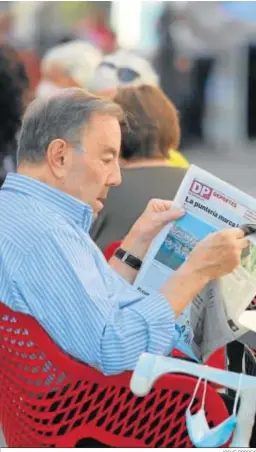  ?? JOSUÉ CORREA ?? Un hombre lee ‘Huelva Informació­n’ en la terraza de un bar.