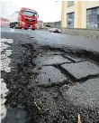  ?? Foto: I. Lhotská, MAFRA ?? Mnohé díry vymleté zimou straší řidiče i v létě.