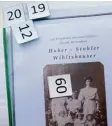  ??  ?? Die Chronik einer Familie und die Fahr scheine, die wir ausgegeben haben.