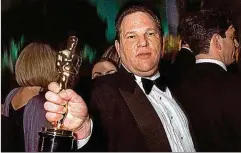  ?? ?? Harvey Weinstein con el Oscar que ganó por ‘Shakespear­e in Love’. / REX