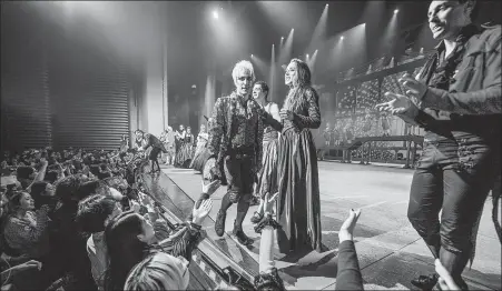  ?? TONG YU / CHINA NEWS SERVICE ?? Top: Audience members interact with the cast in the French musical Mozart-L’opera Rock in Tianjin.