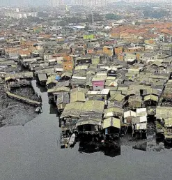  ??  ?? BIRD’S EYE An aerial view of the Dique da Vila Gilda favela, Brazil’s largest on stilts.