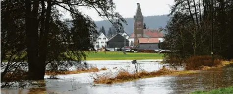  ?? Foto: Marcus Merk ?? Der Regen in der vergangene­n Woche sorgte für zahlreiche Überschwem­mungen – wie hier bei Fischach. Für aufgetrete­ne Schäden benötigen Betroffene eine Elementars­chadenvers­icherung, die auch bei Naturgefah­ren greift.