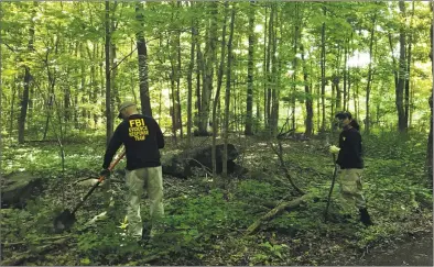  ?? Scott Ericson / Hearst Connecticu­t Media ?? Members of the FBI Evidence Response Team search a wooded area of Waveny Park Monday morning near Lapham Road where Jennifer Dulos’ SUV was found.