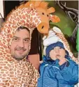  ??  ?? Christian Burkard und Söhnchen Matteo waren als Giraffen verkleidet.