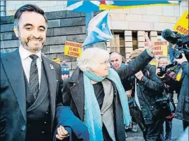  ?? IAN GEORGESON / EFE ?? La exconselle­ra Clara Ponsatí y su abogado, ayer en Edimburgo