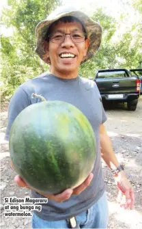  ??  ?? Si Edison Magararu at ang bunga ng watermelon.