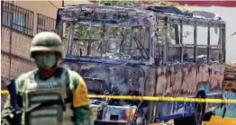  ?? ?? ATAQUE. Un autobús urbano de la ruta Costera quedó reducido a cenizas en la zona tradiciona­l del puerto guerrerens­e.